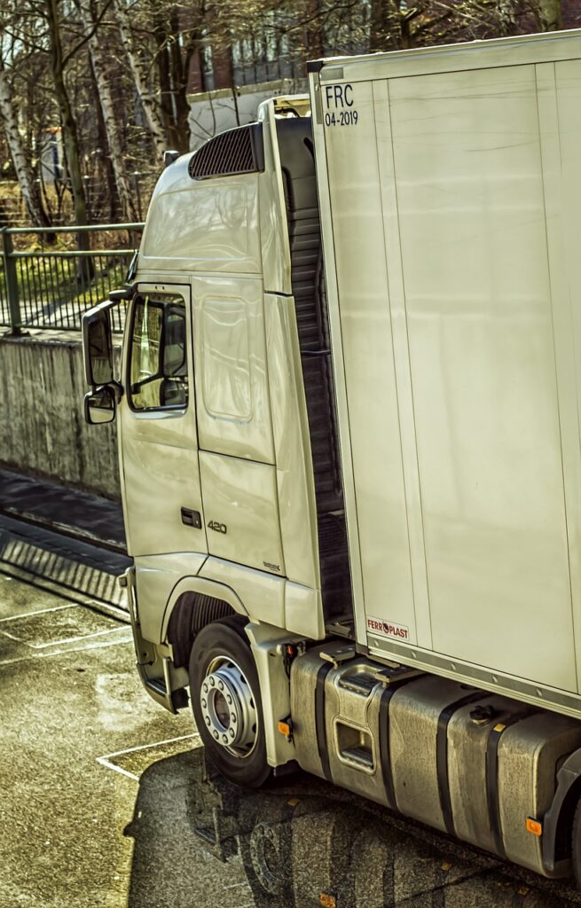 truck, road, traffic-685890.jpg
